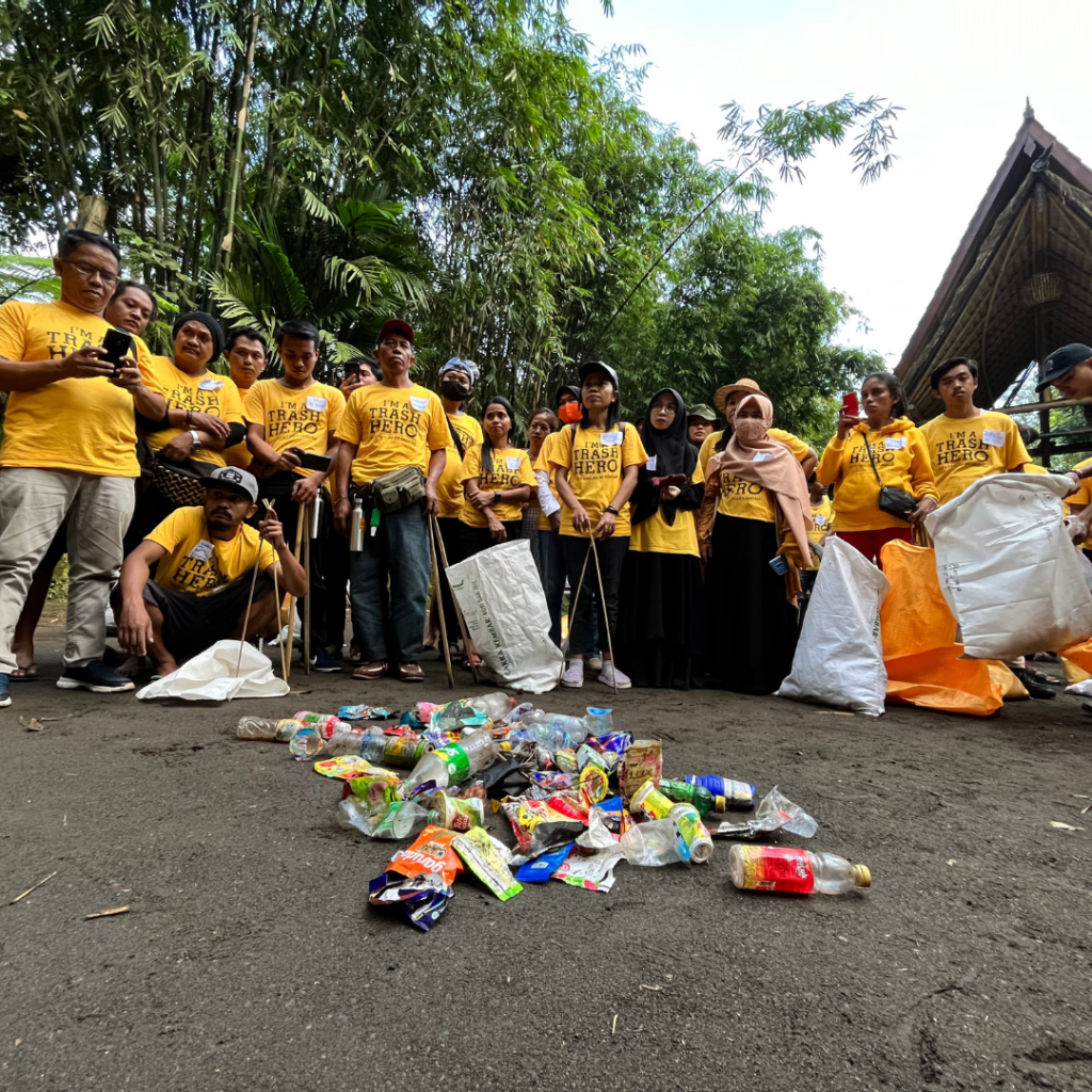 Eine Gruppe von Trash Heroes, die sich während dem Brand Audit um den Abfall kümmern