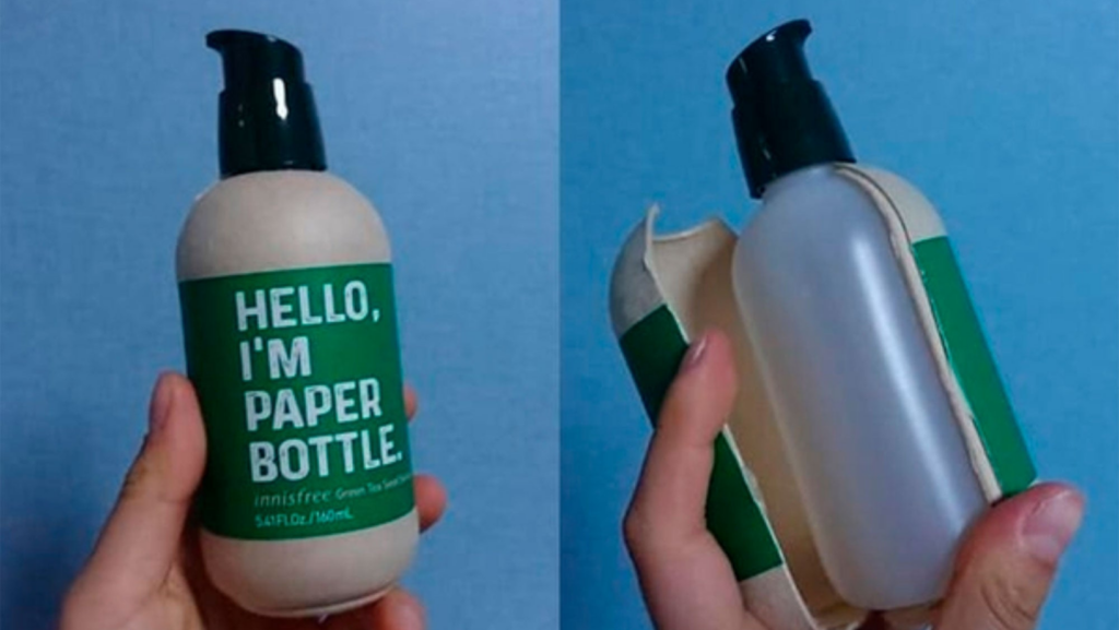 Das Bild auf der linken Seite zeigt eine Flasche mit der Aufschrift "Hallo, ich bin eine Papierflasche". Das Bild auf der linken Seite zeigt, wie dieses Etikett entfernt wird, um eine Plastikflasche darunter zu zeigen.