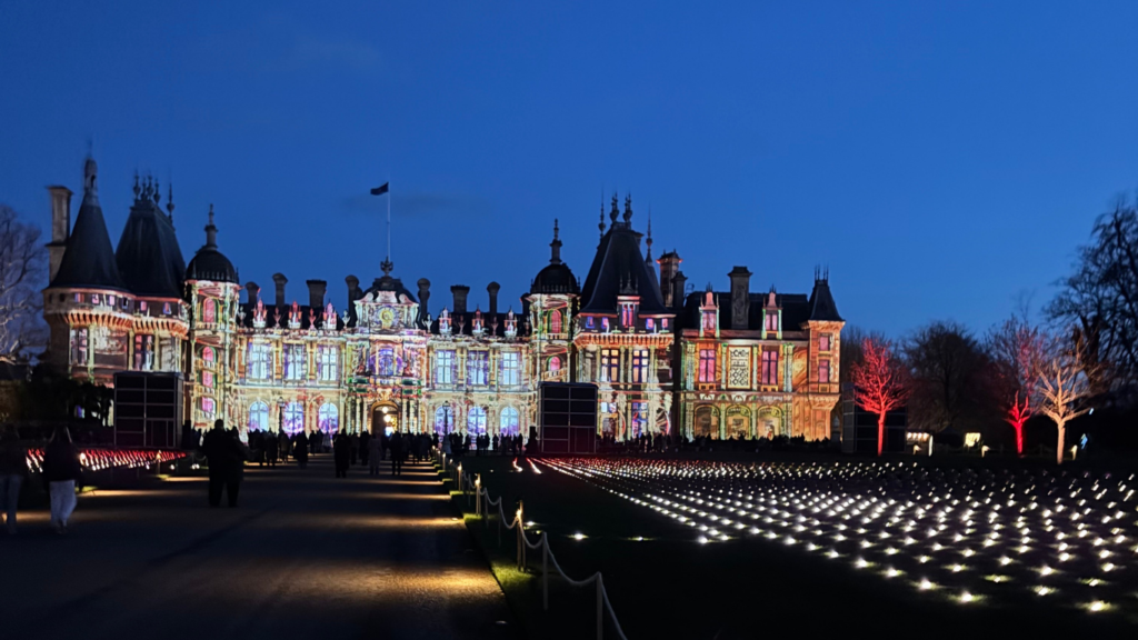 Bunt-projizierte Fassade von Waddesdon Manor in der Nähe von Oxford, England zur Weihnachtszeit